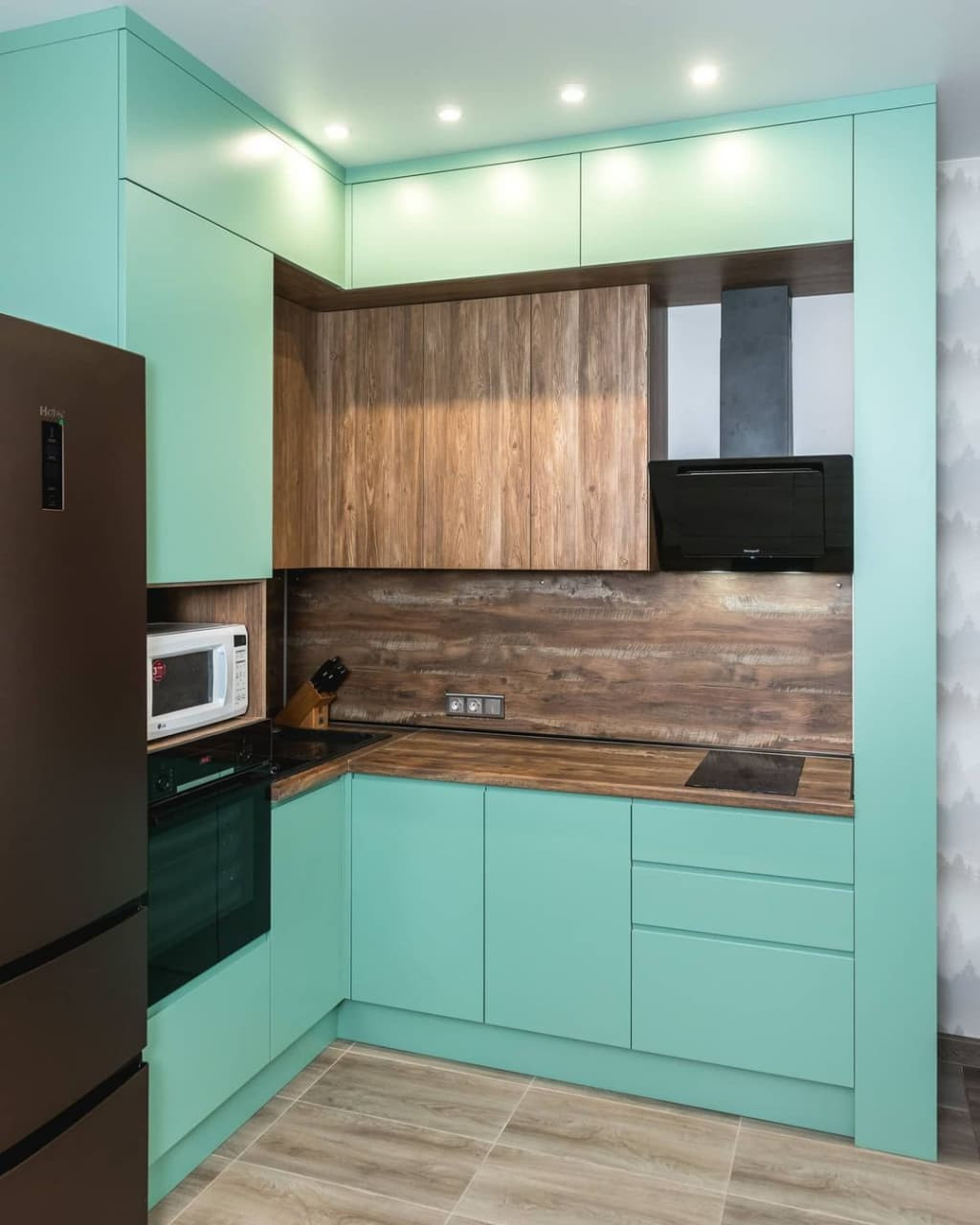 Обложка проекта: Маленькая угловая кухня мятного цвета для студии