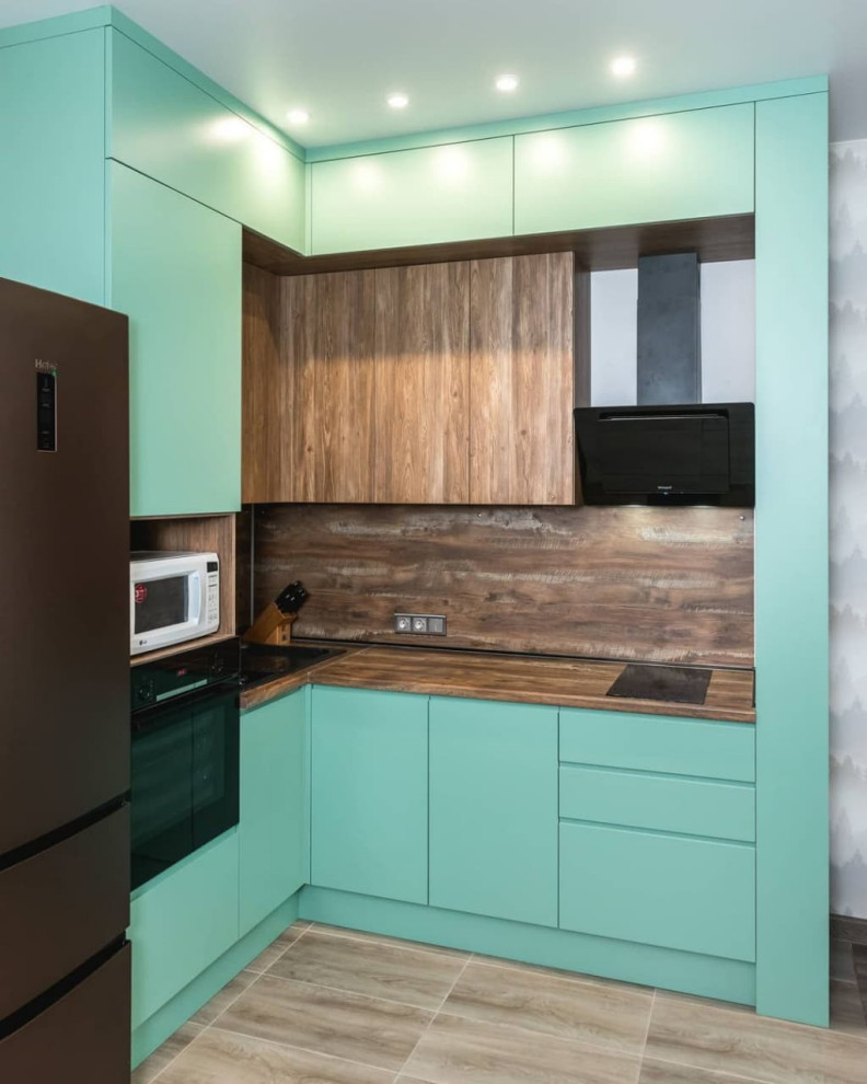 Маленькая угловая кухня мятного цвета для студии