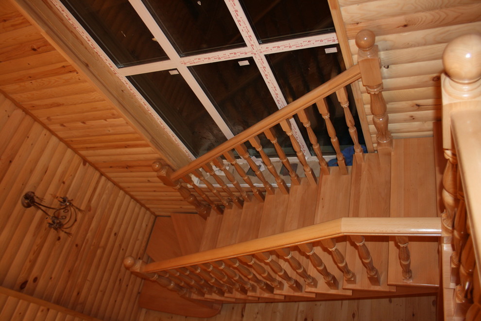 Буковая лестница в цвет дерева без подступят