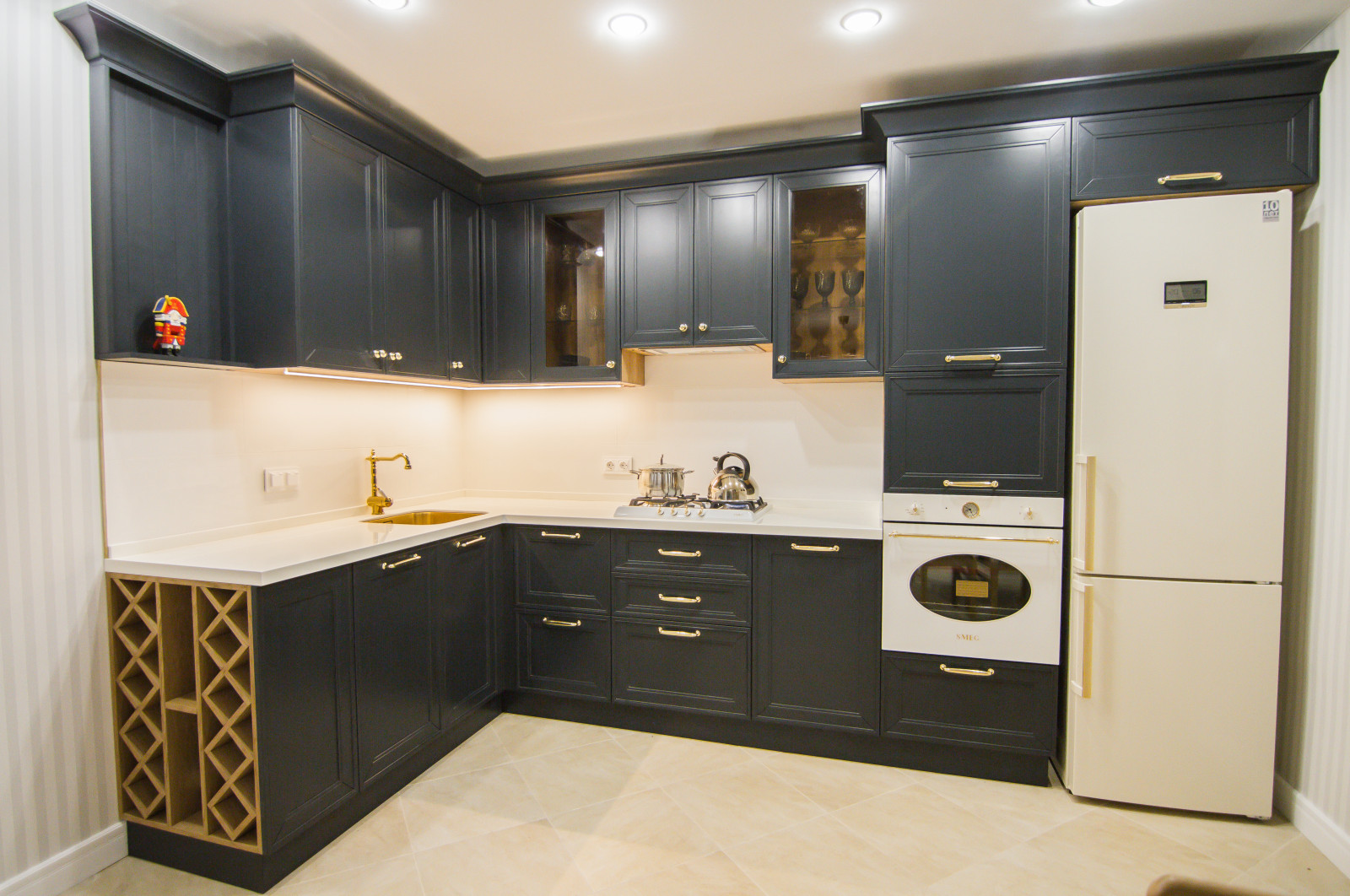 Черная кухня в стиле неоклассика