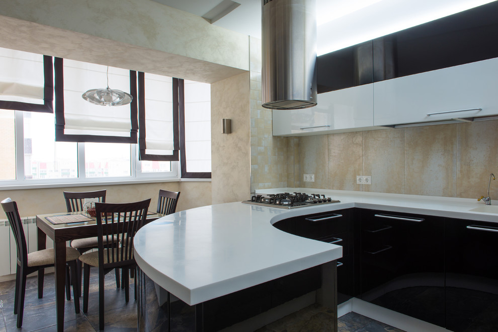 черно-белая кухня с полуостровом