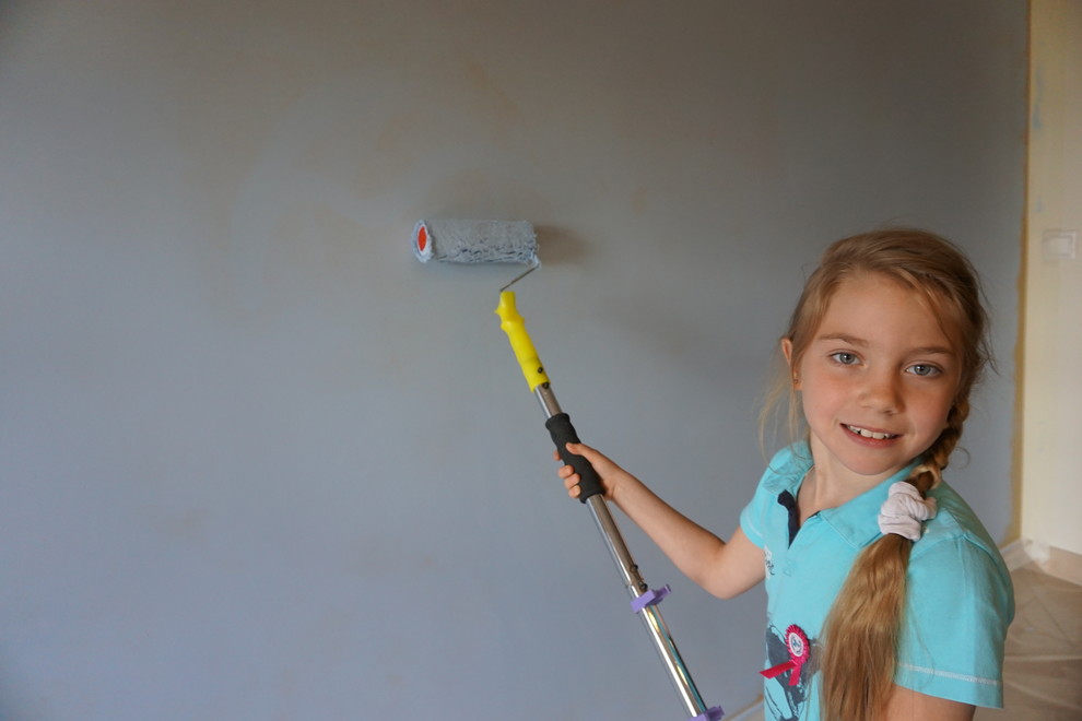 Личный опыт: Как покрасить стену, если у вас четверо детей и одна кошка