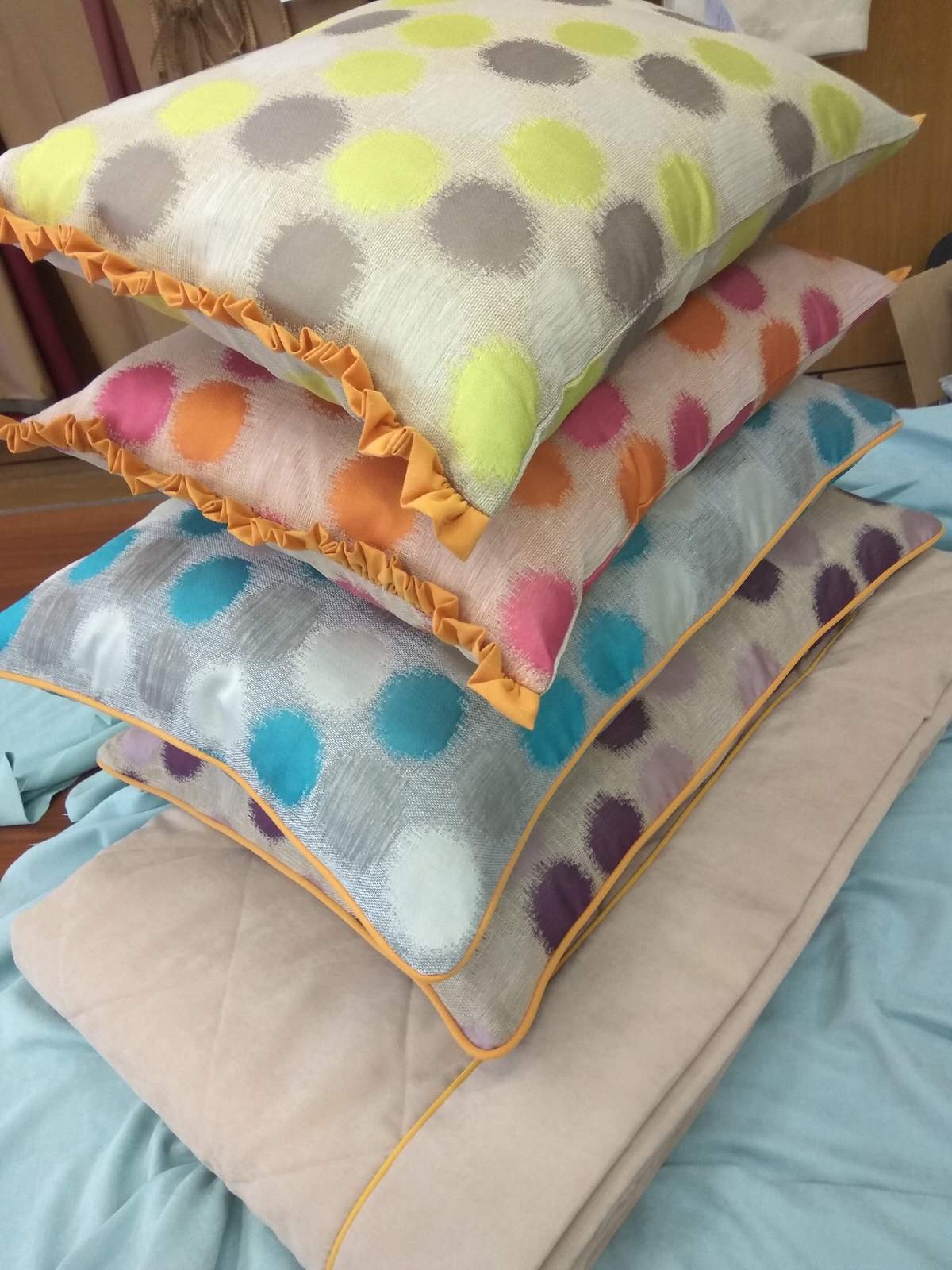 Спальни: оформление кроватей, декоративные покрывала, валики, подушки