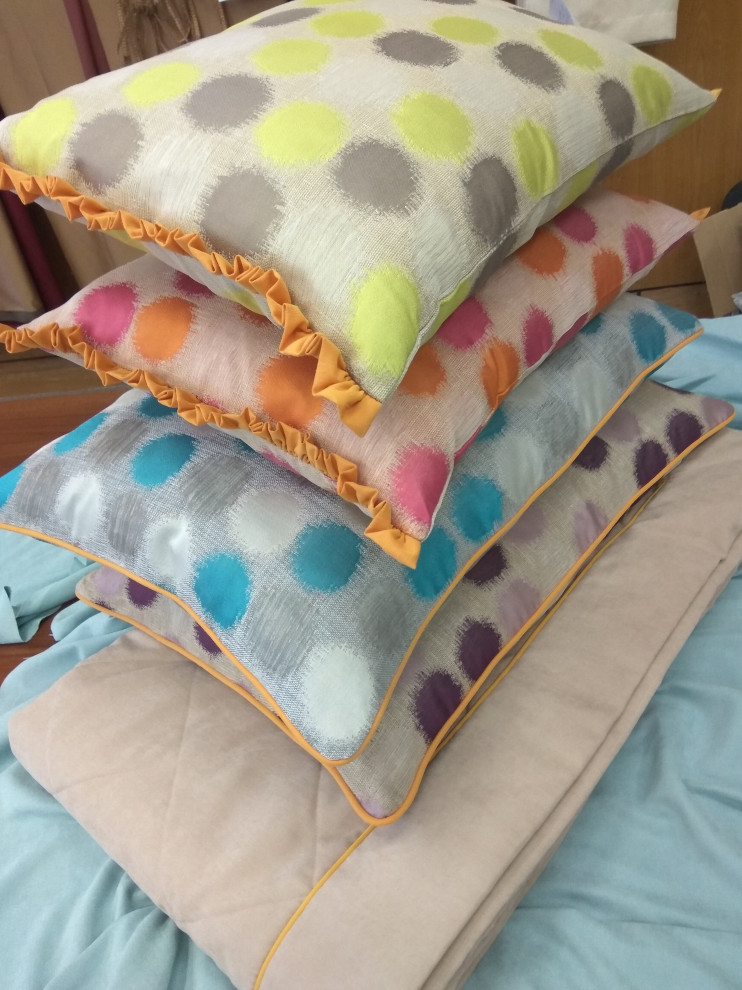 Спальни: оформление кроватей, декоративные покрывала, валики, подушки