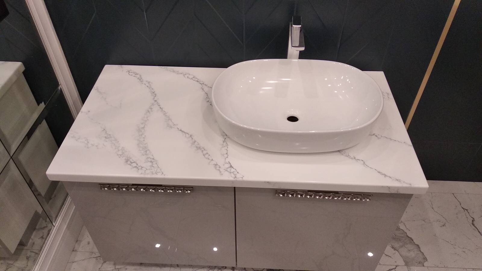 Столешница из искусственного камня белого цвета в ванную