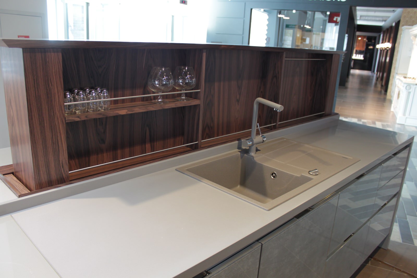 Шпон Палисандр Индийский + фасады со стеклом Серебро