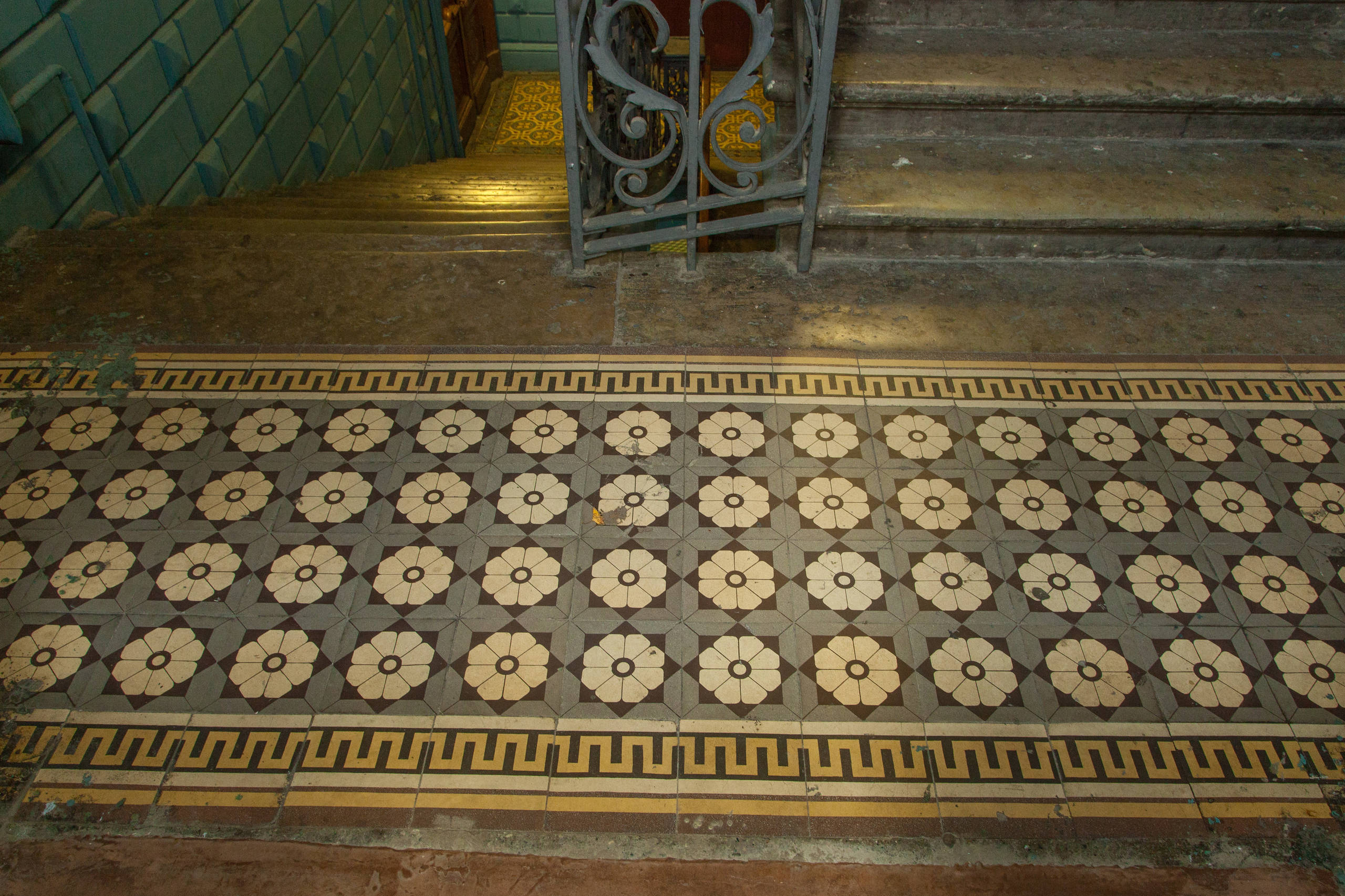 Фотоохота: 24 кадра из парадных доходного Петербурга