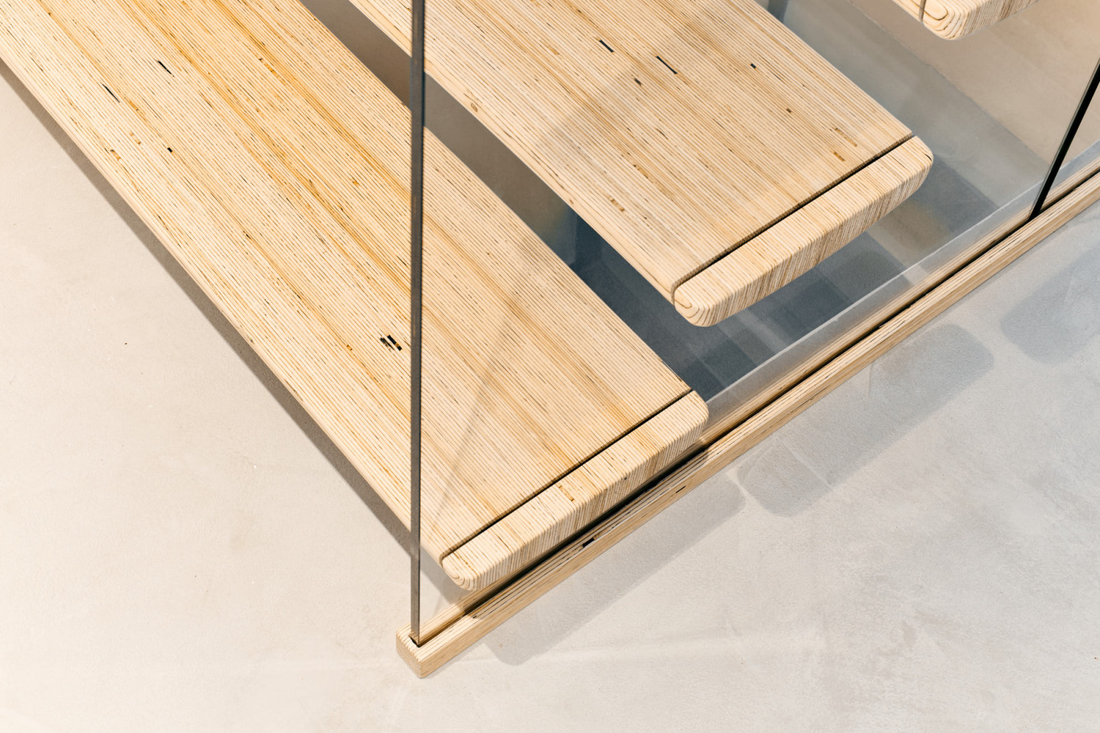 Консольная лестница из БауБухе со стеклянным ограждением