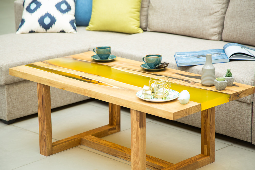 Стол с желтой рекой