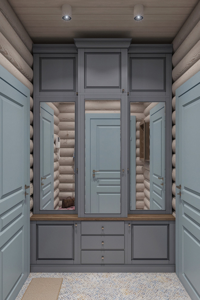 Прихожая  и гардеробная в деревянном доме