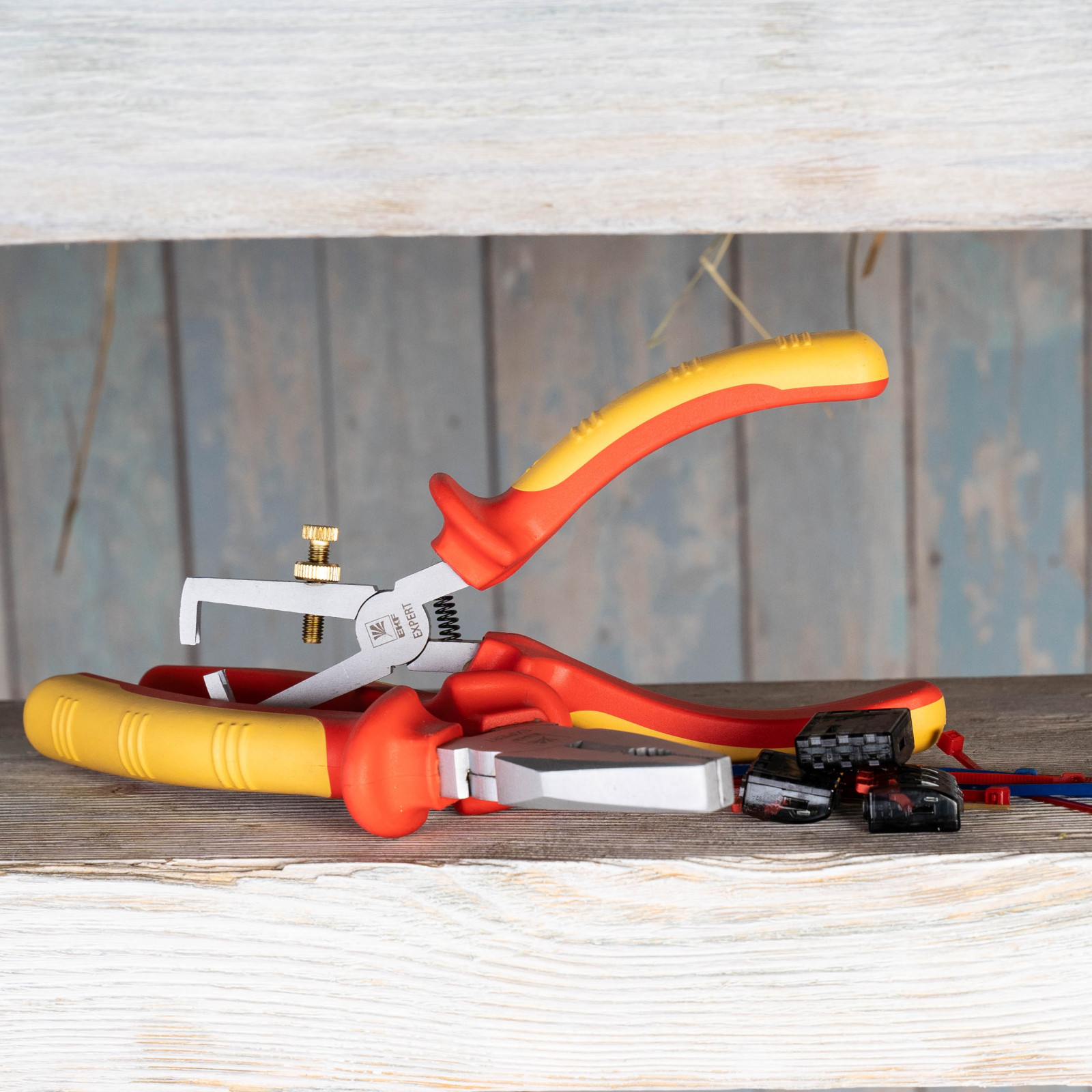 Электромонтажные изделия и инструменты EKF