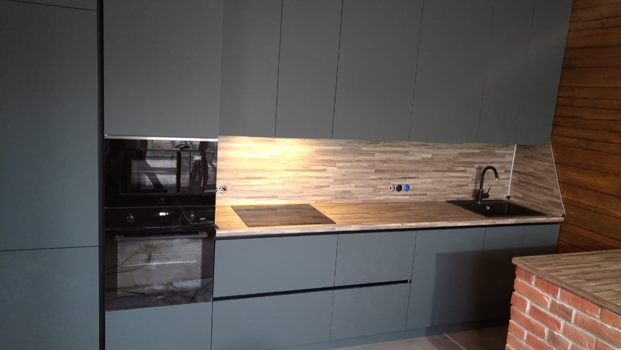 Обложка проекта: Кухня в материале Fenix с профилем Gola