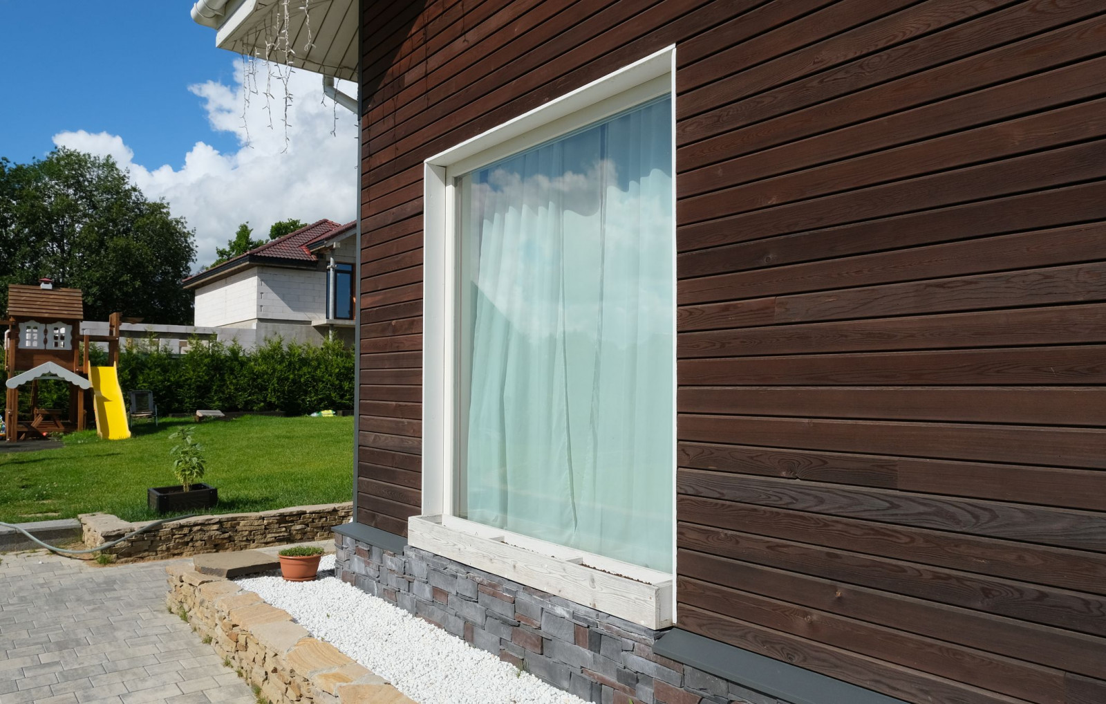 Деревянные современные окна для загородных домов