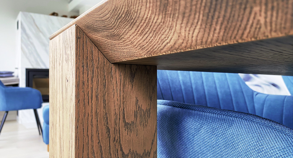 Обеденный стол.