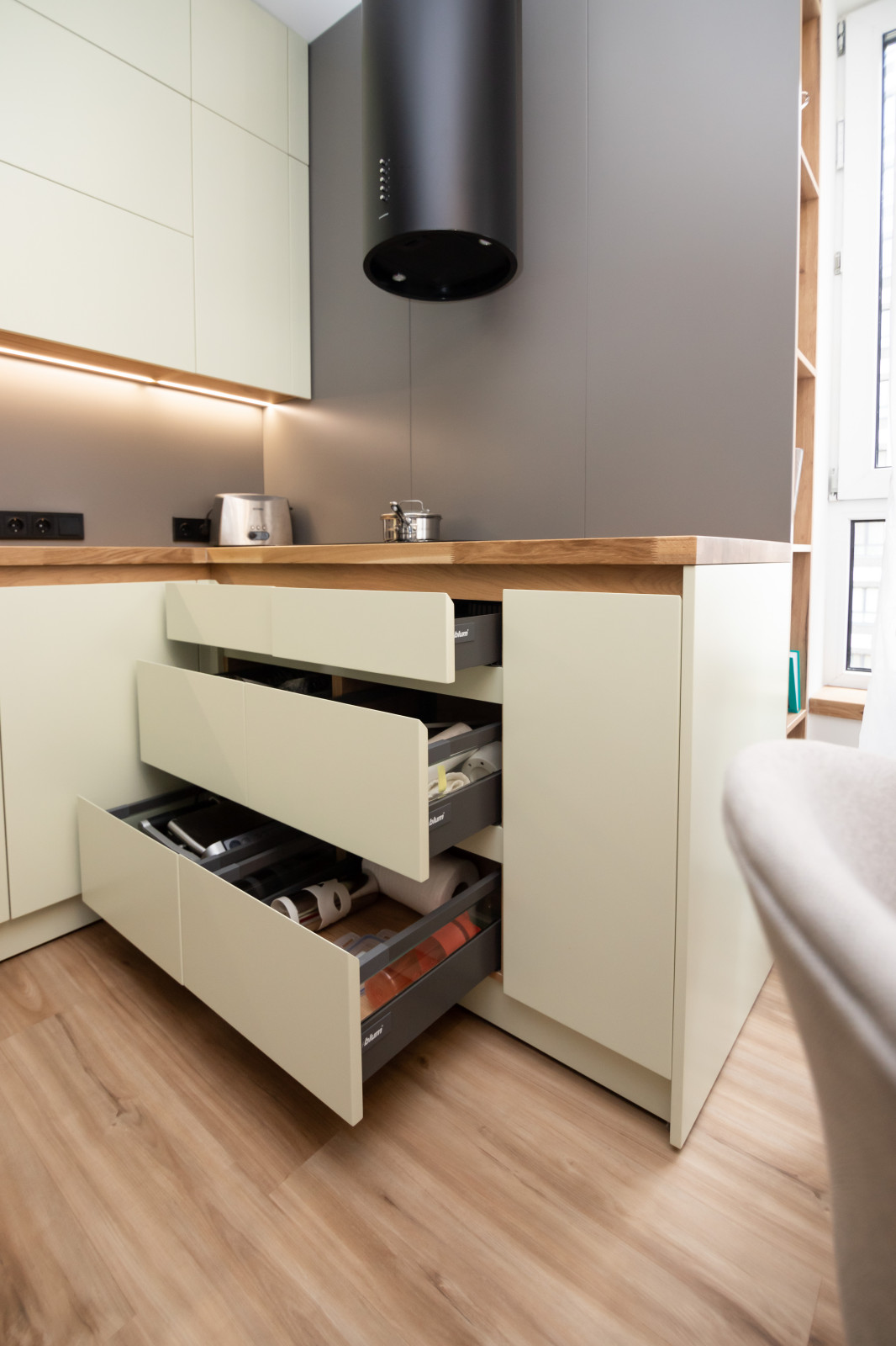 Компактная кухня-прихожая в современном стиле