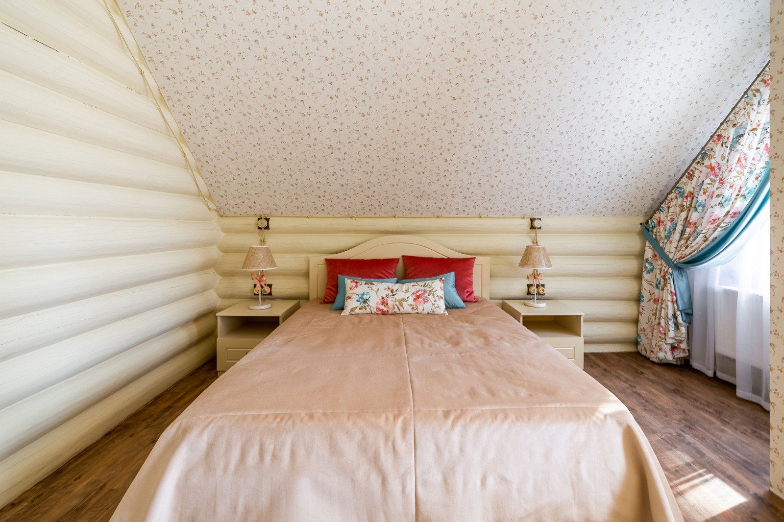 Спальни в доме срубе