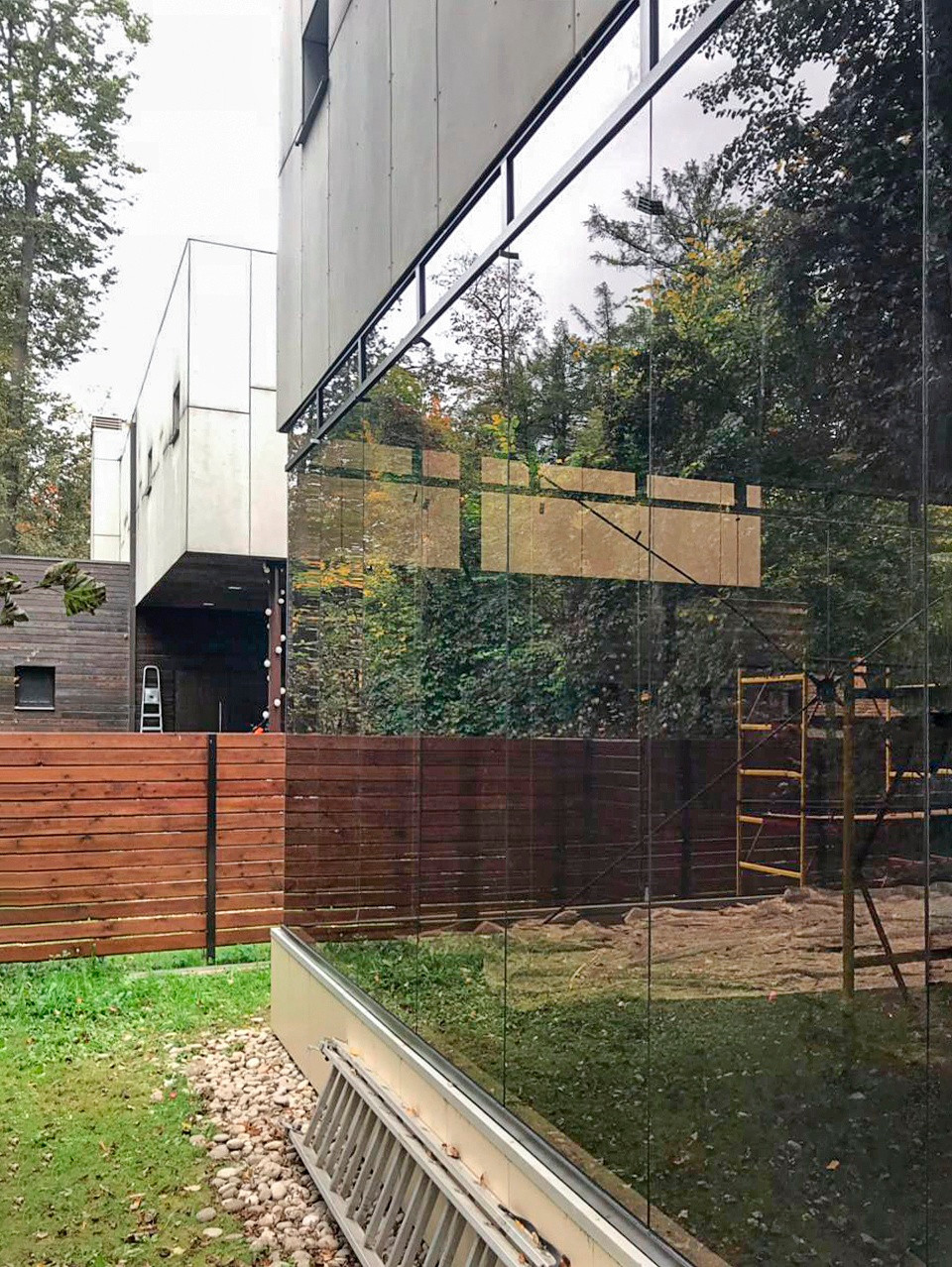 Безрамное остекление веранды и стеклянное ограждение на крыше.