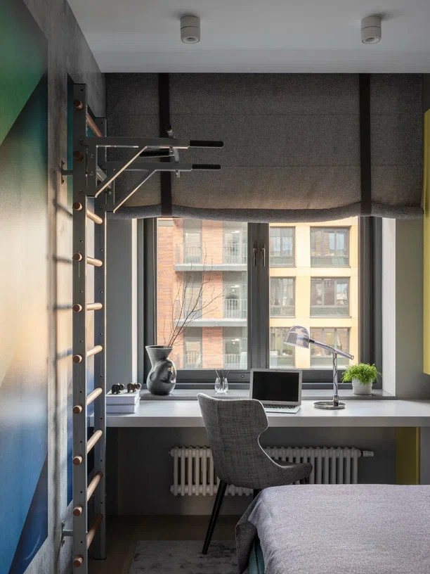 Место для учебы в спальне мальчика