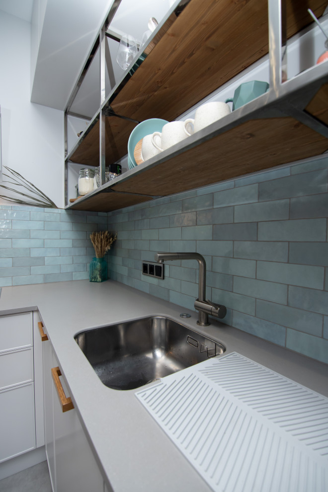 Светлая кухня в неоклассическом стиле