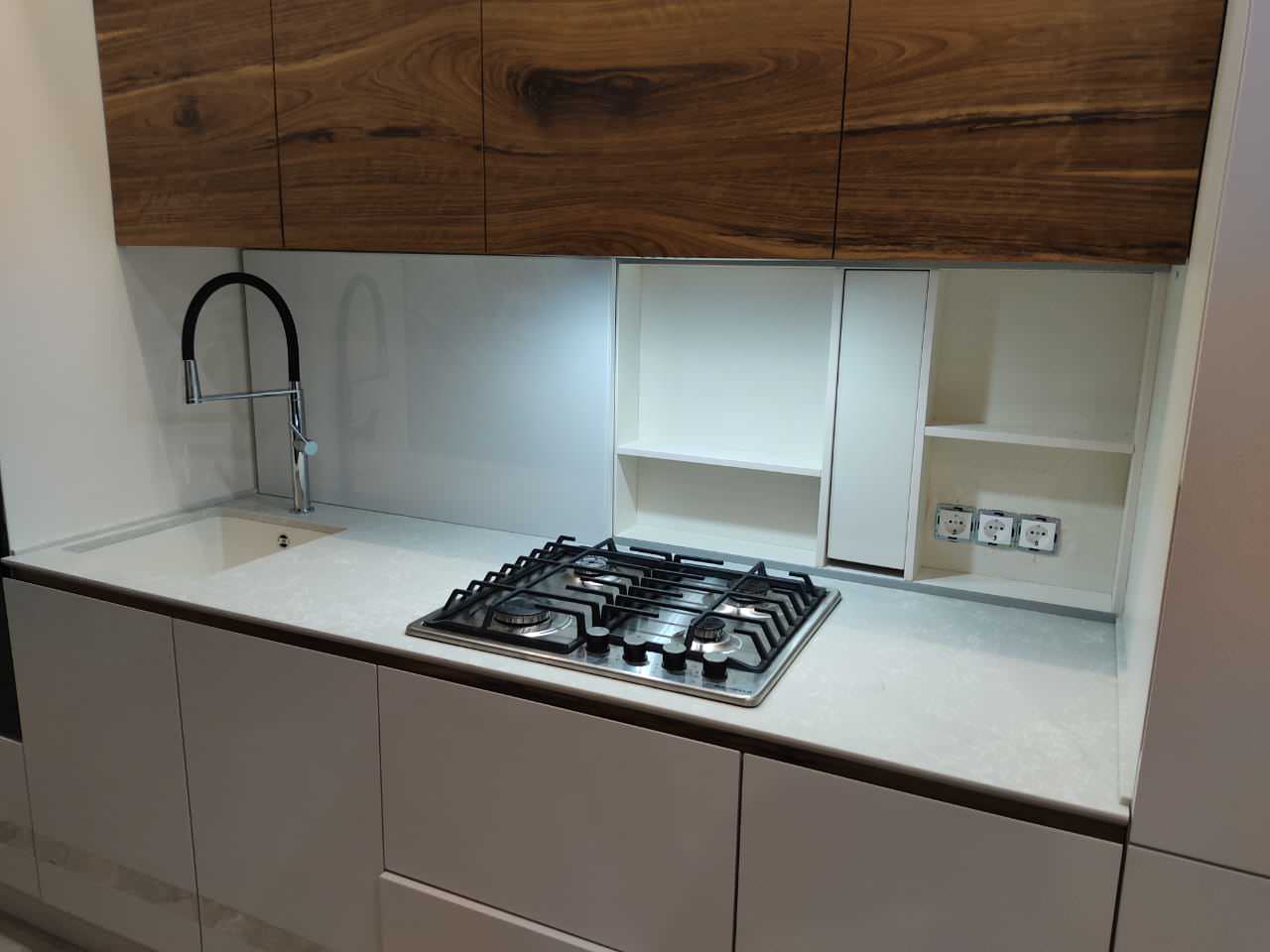 Кухня "PROFILO metallo" в бежевом.