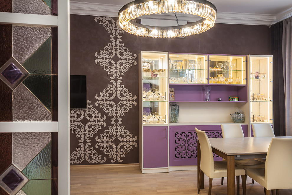 Столовая-гостиная в сиреневым акцентом