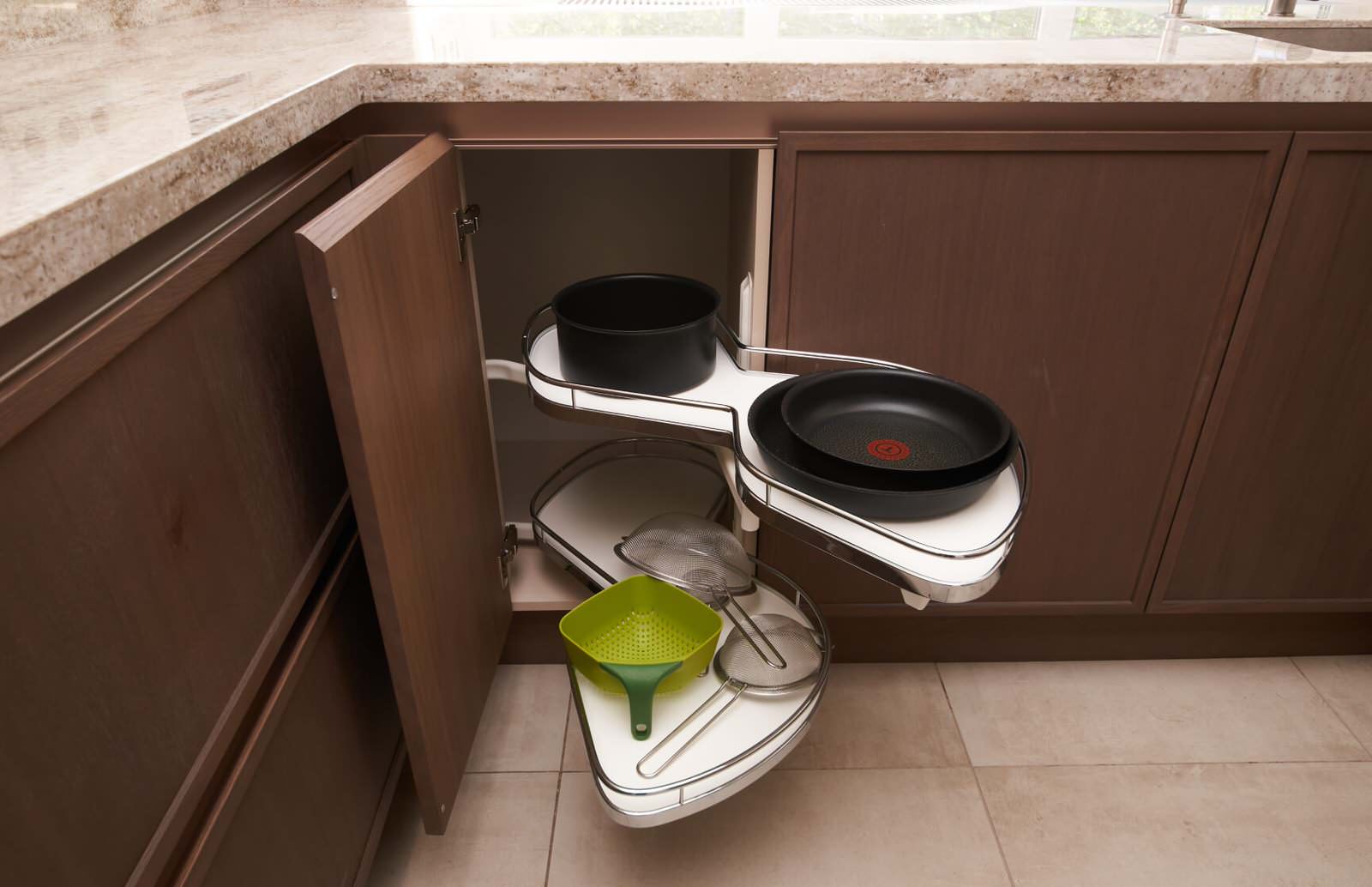 Кухня Петра с древесной текстурой от дизайнера