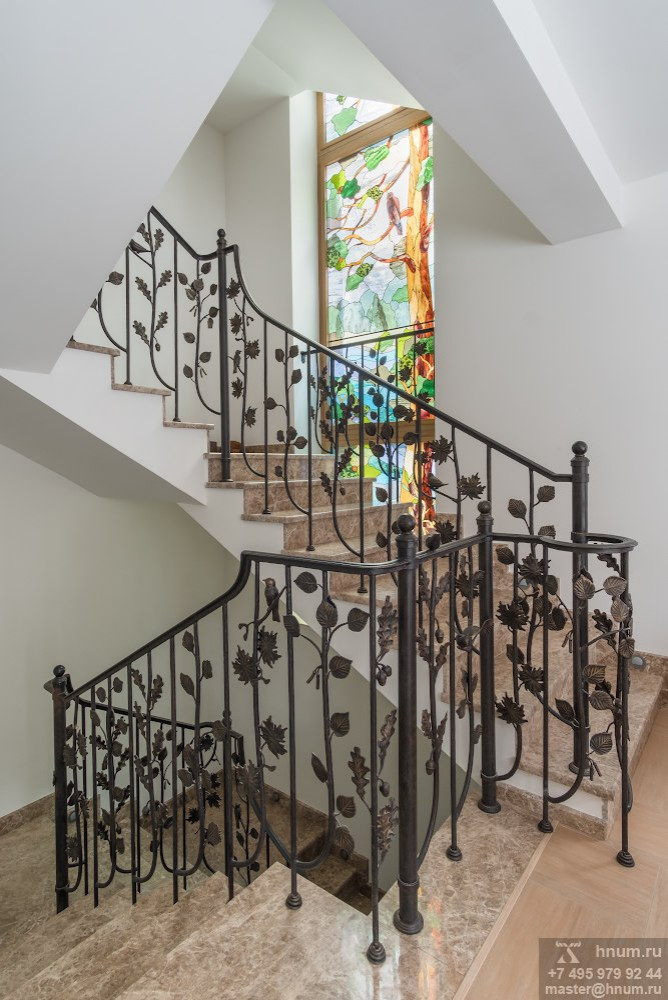 Фотосъёмка кованой лестницы и витражей в загородном доме