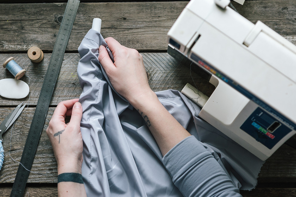 Своими руками: Как сшить подвесную текстильную полку для книг