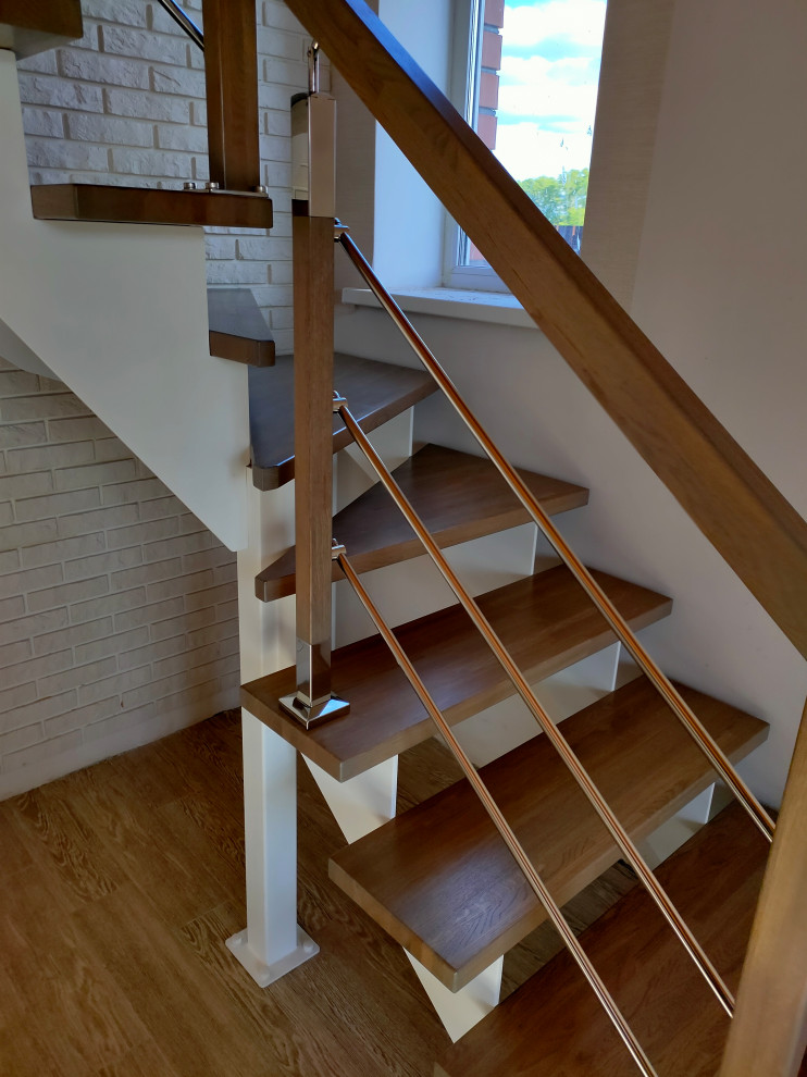 Лестница на "косоурах" с дубовыми ступенями