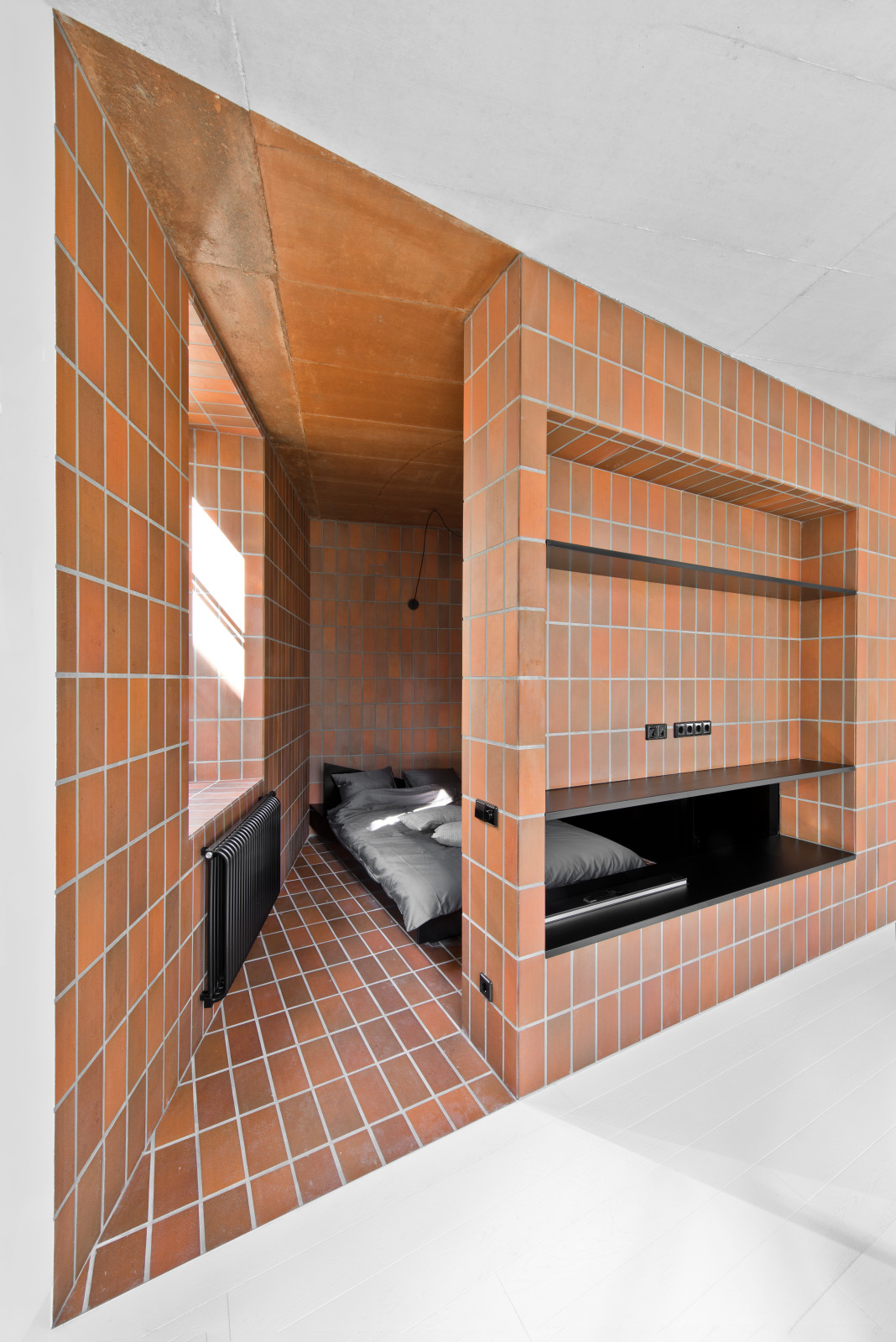 Houzz Литва: Аскетичная квартира с клинкерной стеной посредине