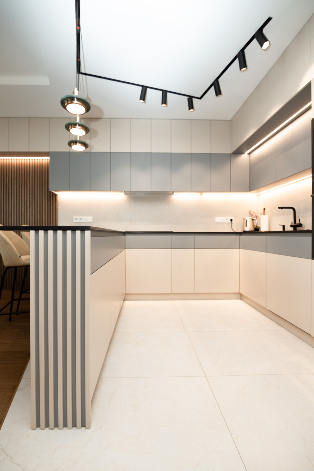 Современная кухня-гостиная с необычной барной стойкой и ТВ-зоной