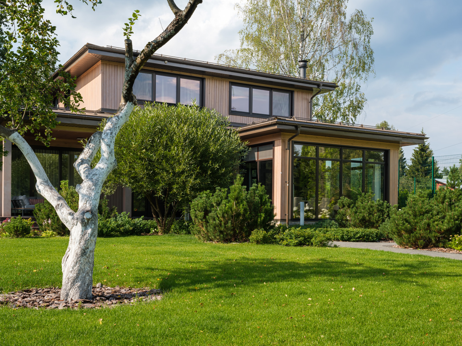 Остекление загородного дома в современном стиле