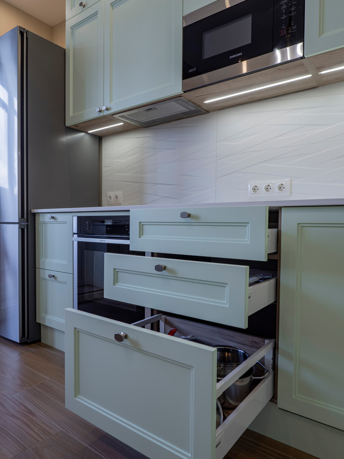 Нежная светло-мятная кухня в стиле неоклассика