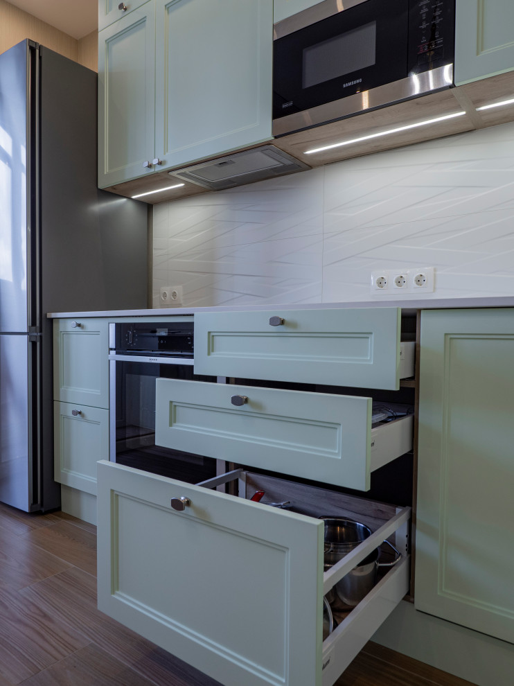 Нежная светло-мятная кухня в стиле неоклассика