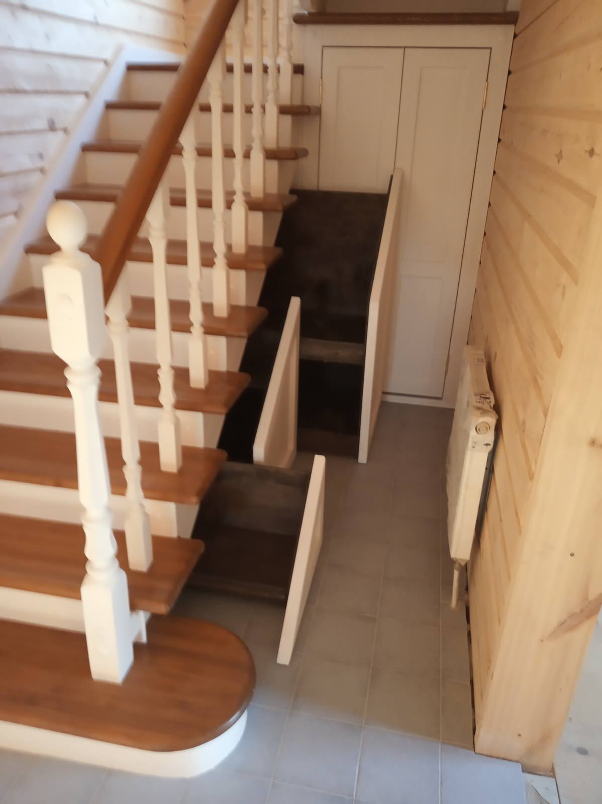 Обложка проекта: Лестница двухмаршевая из лиственницы с выдвижными ящиками