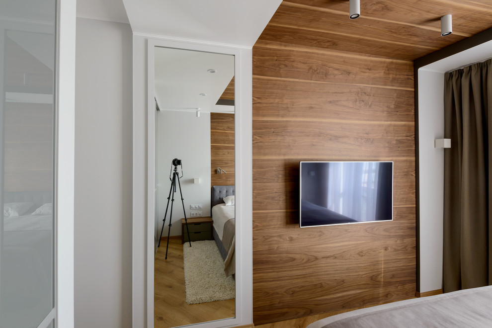 Панно из шпонированных орехом панелей