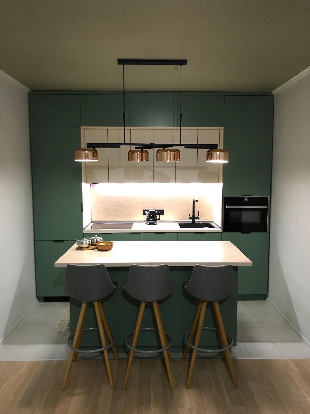 Прямая кухня с островом (ЖК Mещерский лес)