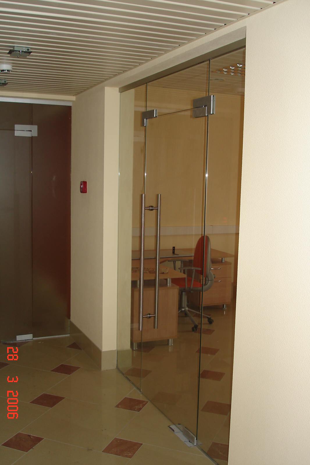 Цельностеклянные  двери