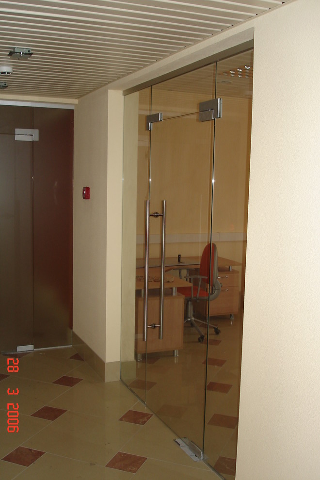 Цельностеклянные  двери