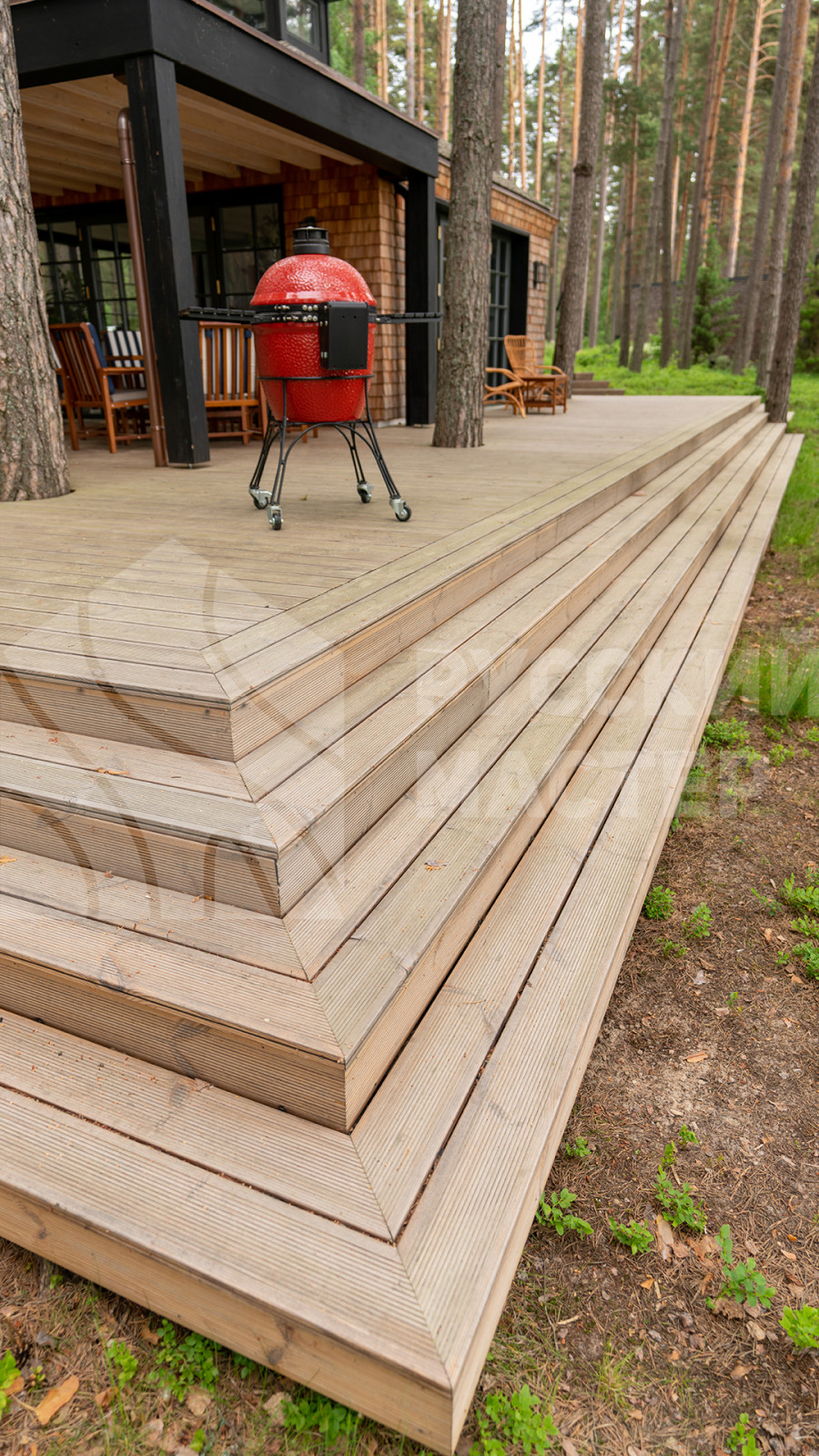 Современный дизайнерский дом с террасой и отделкой из дранки