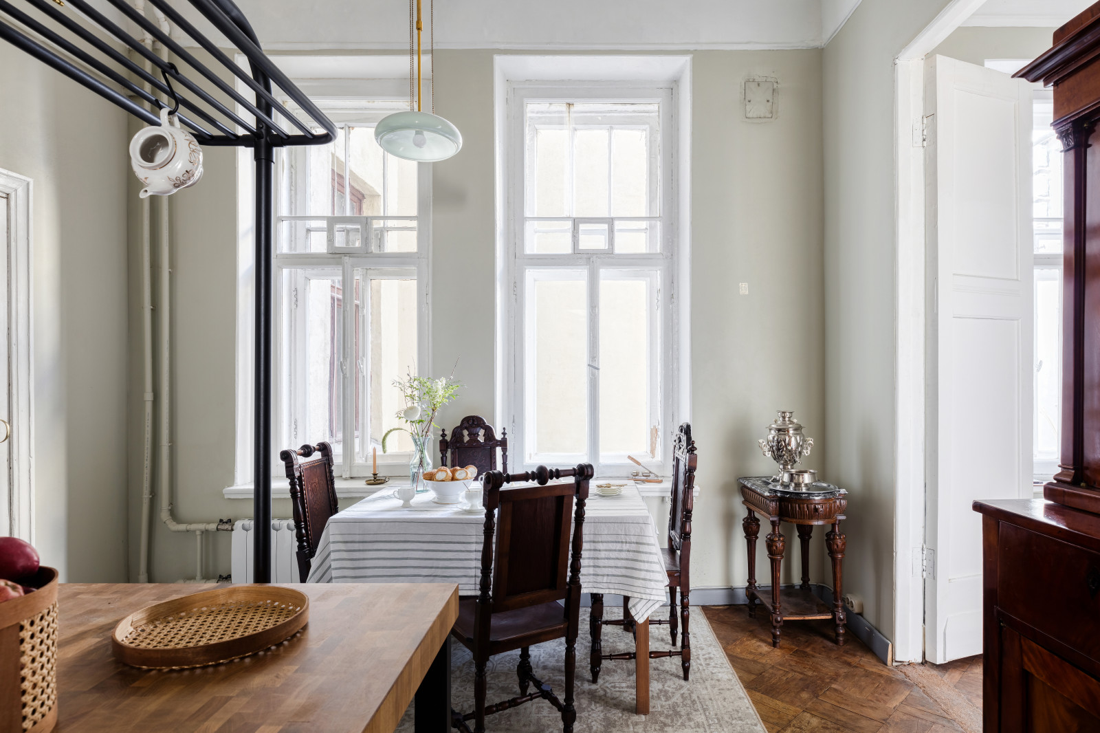 В гостях: Квартира в Петербурге – со слоном и антиквариатом