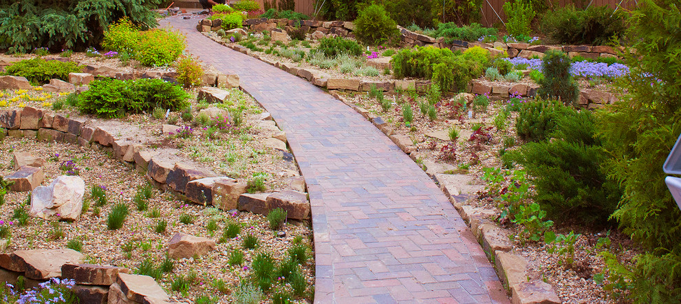 Альпийская горка справа и слева от дорожки.