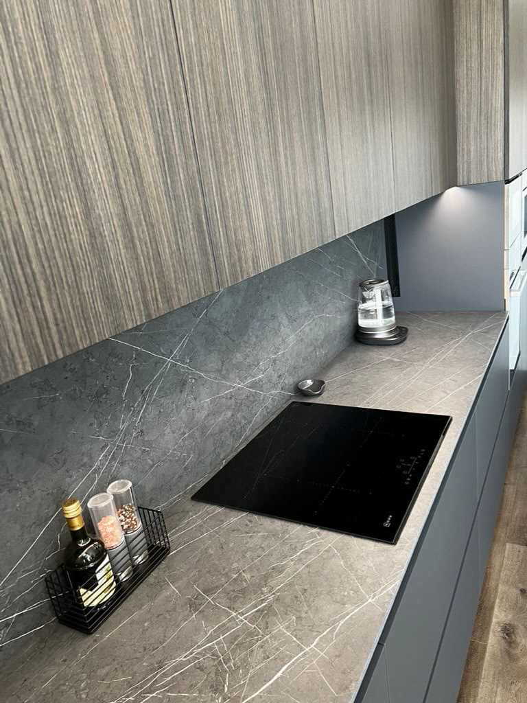 Серая кухня с винным шкафом в острове