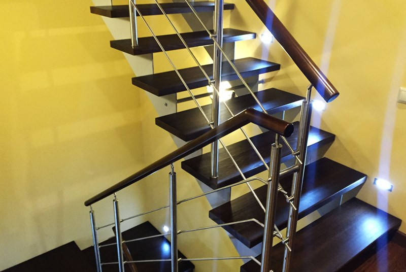 Лестница на параллельных косоурах с ограждением из нержавеющей стали