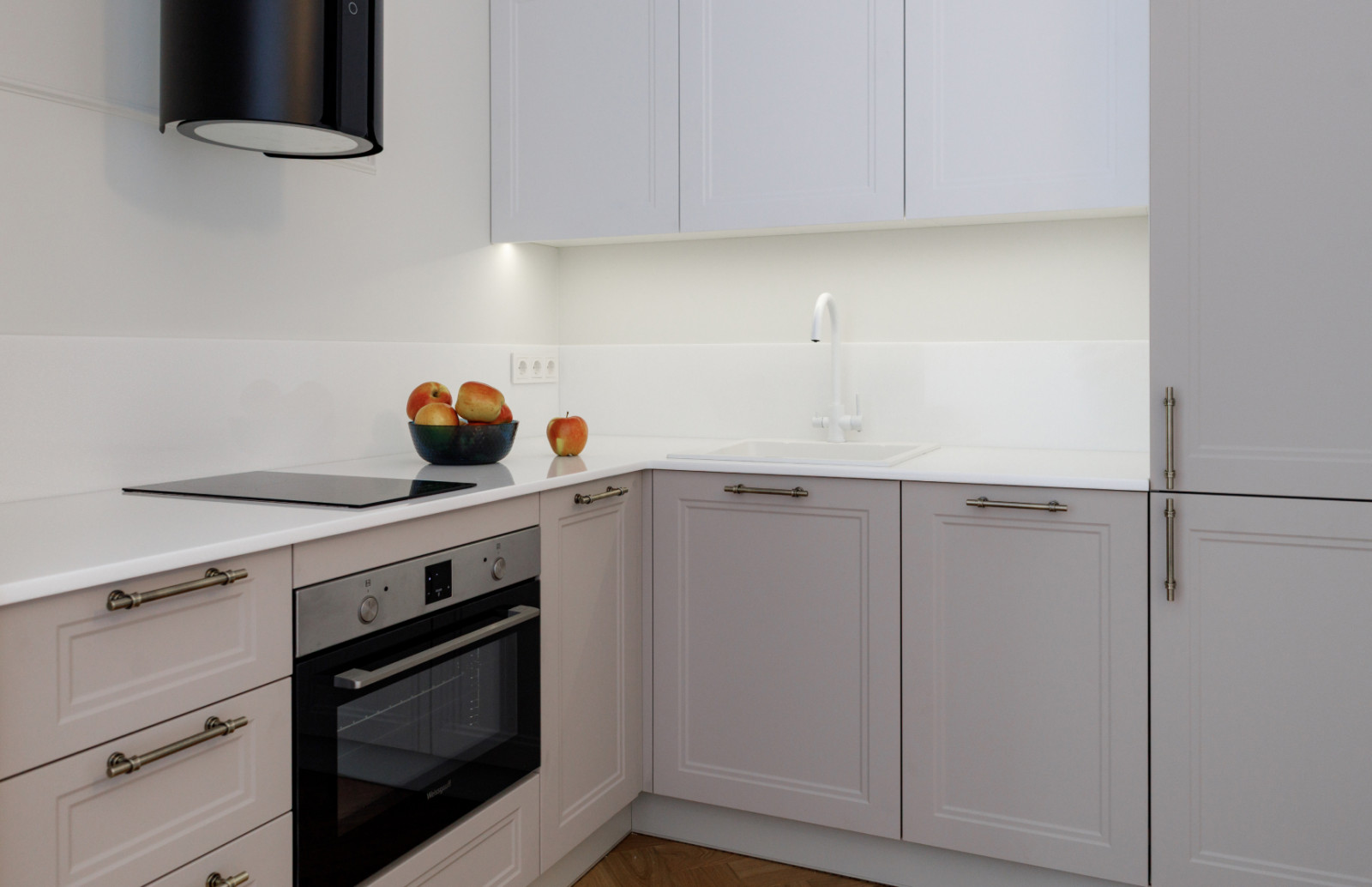 Уютная угловая кухня для небольших апартаментов