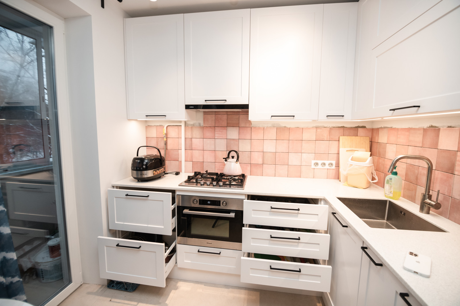 Белая небольшая кухня в стиле неоклассика