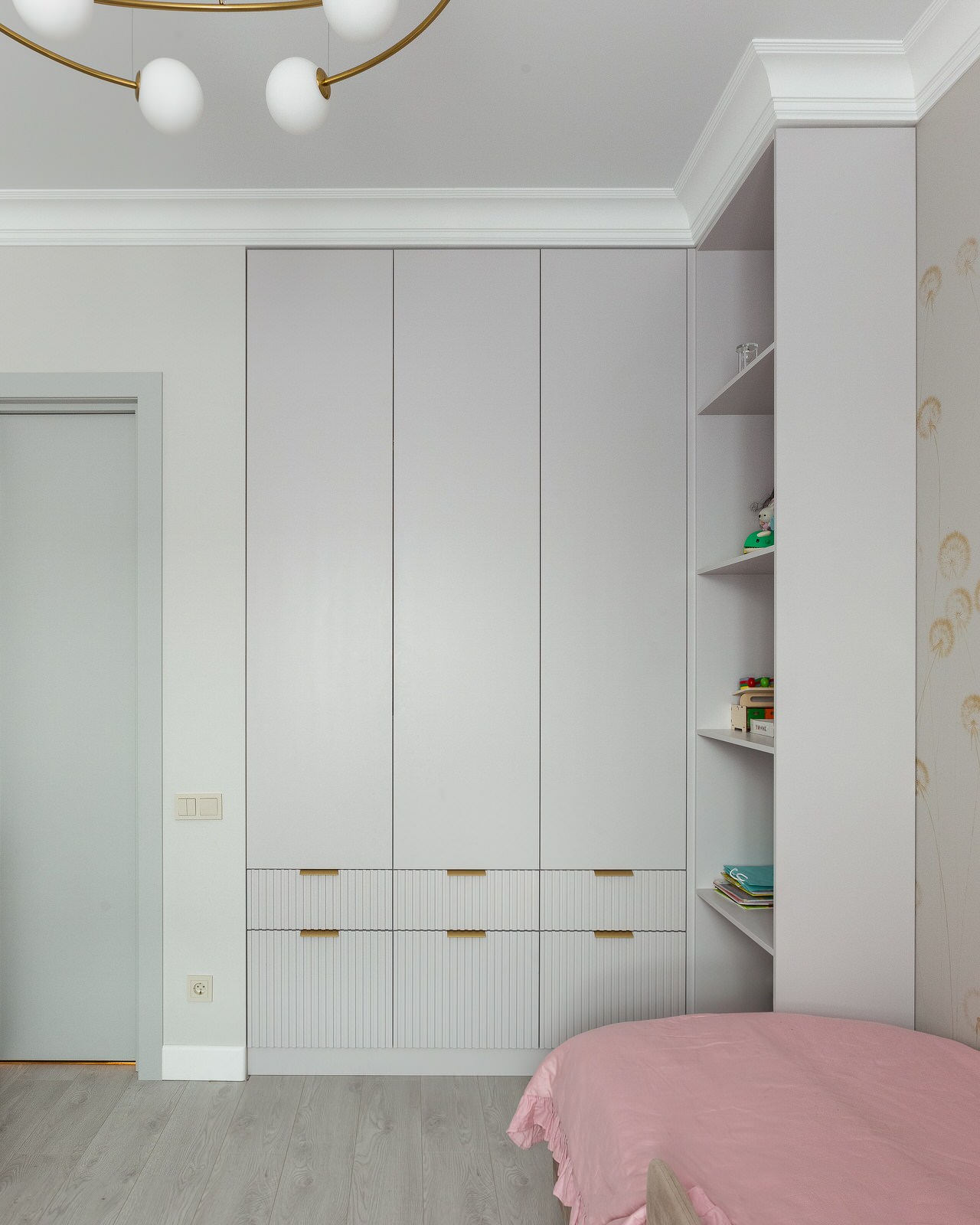 Шкаф в детскую с открытыми и закрытыми секциями