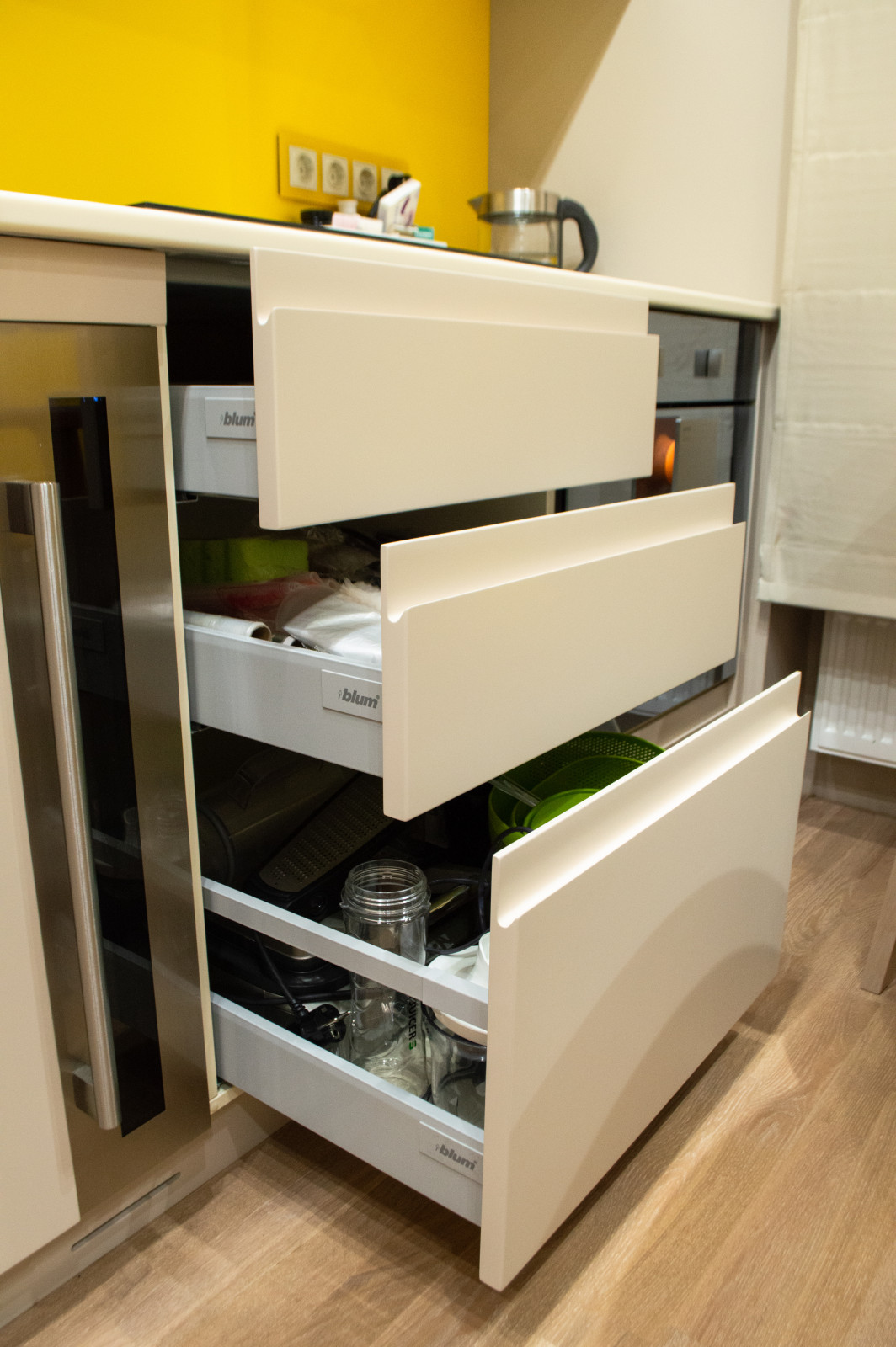 Яркая современная кухня