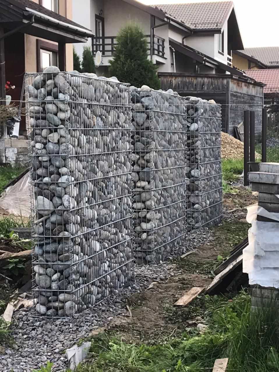 Забор из габионов (пергона) с засыпкой из речной гальки