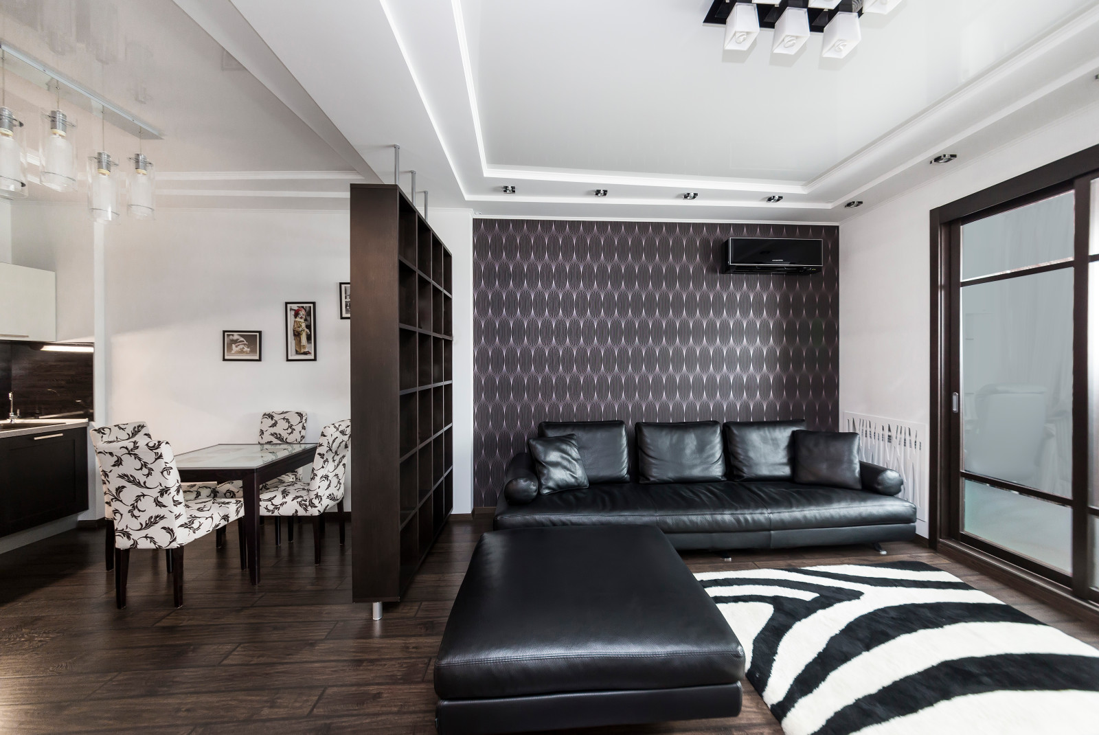 Обложка проекта: 2-х комнатная квартира в черно-белых тонах с акцентами красного